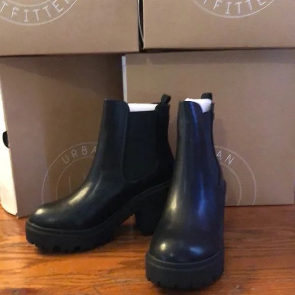 UO Chloe Chelsea Boot - Picture 4 of 9